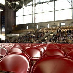 Leere Stuhlreihen in der Festhalle warten auf Besucher