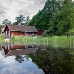 Das Ferienhaus ist direkt an einem See gelegen 