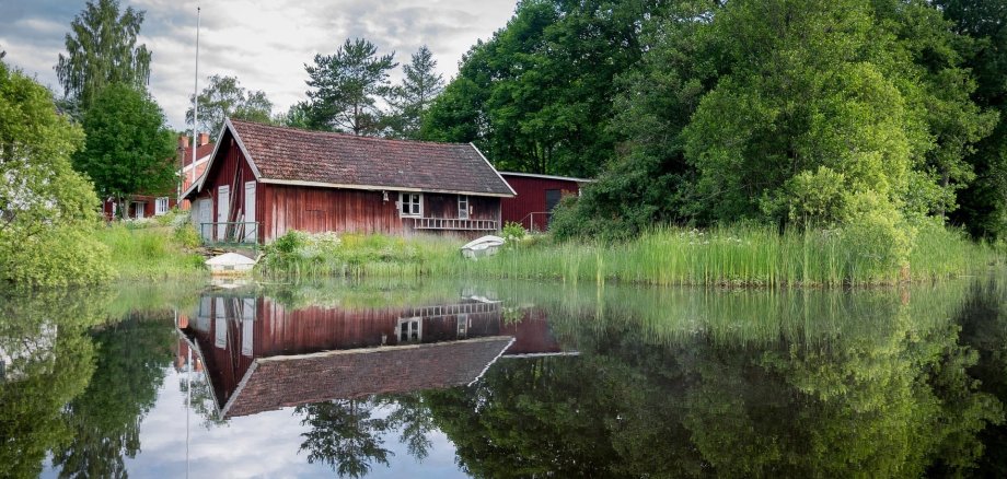 Das Ferienhaus ist direkt an einem See gelegen 