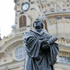 Das Martin-Luther-Denkmal mit der Dresdner Frauenkirche im Hintergrund