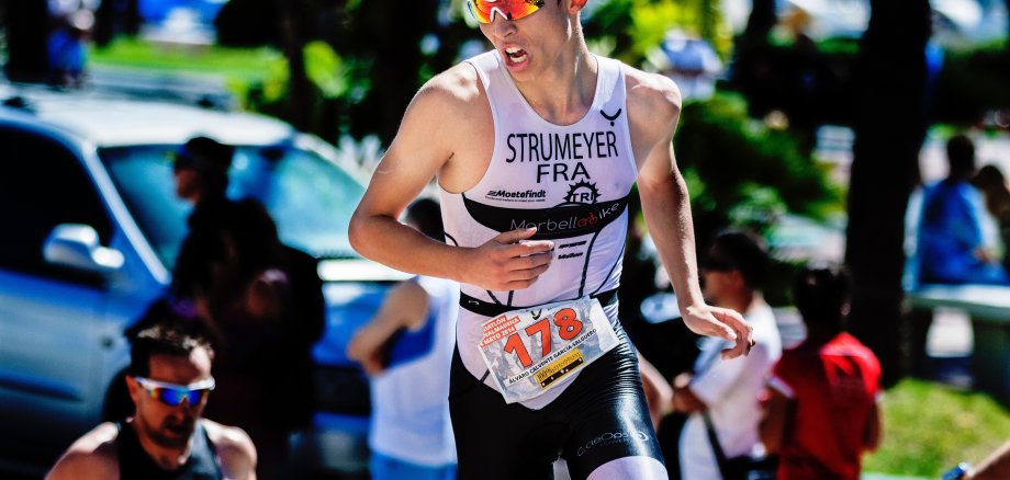 Der Marathongewinner Max Muster beim Zieleinlauf